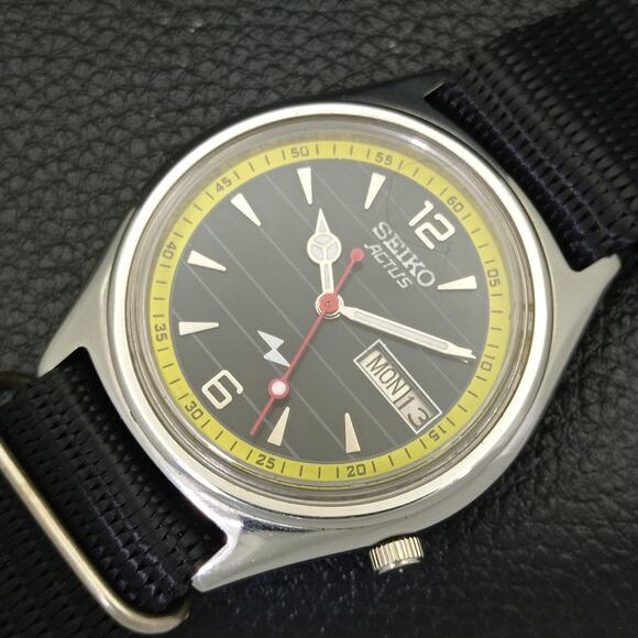 Vintage 1972 Seiko Automatic Mens Silver Watch W/daydate & Yellow accents - Picture 6 of 9